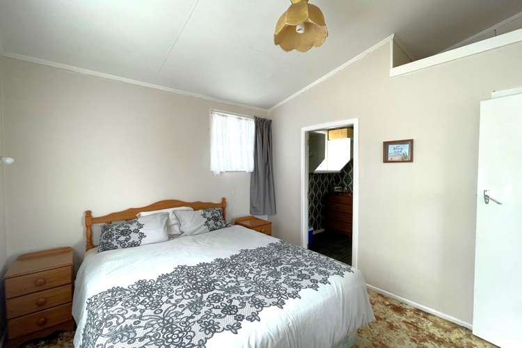 15 Esplanade Marokopa_11