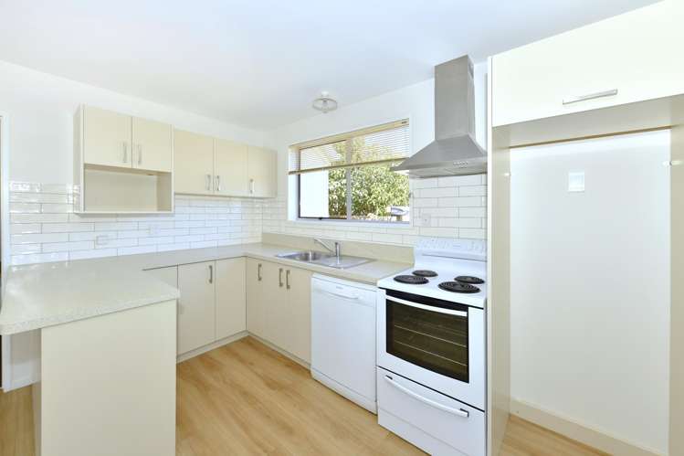 1 & 2/16 Mulberry Place Redwood_11