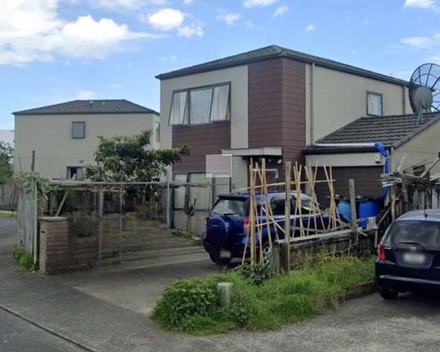 Sun Drenched Corner, Standalone 3 Bedroom Home!