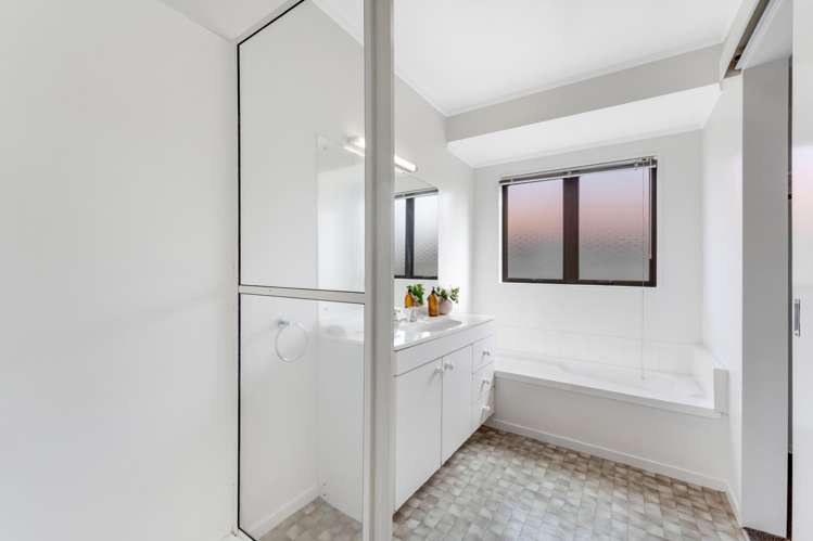 7 Pinewood Grove Botany Downs_24