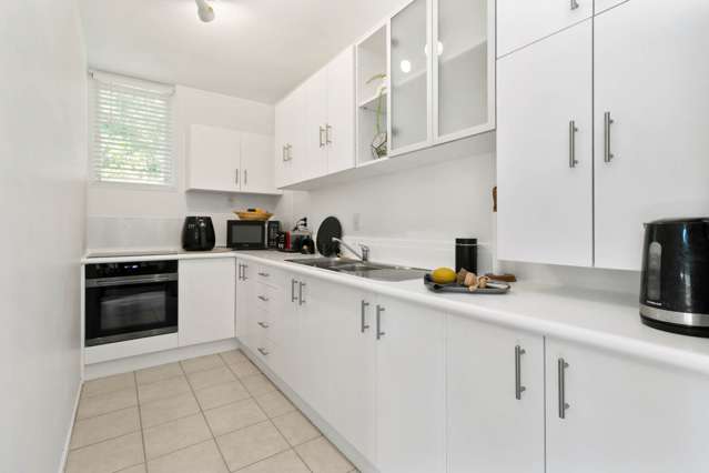 PREMIUM LOCATION – BOUTIQUE COMPLEX OF ONLY 4 !!