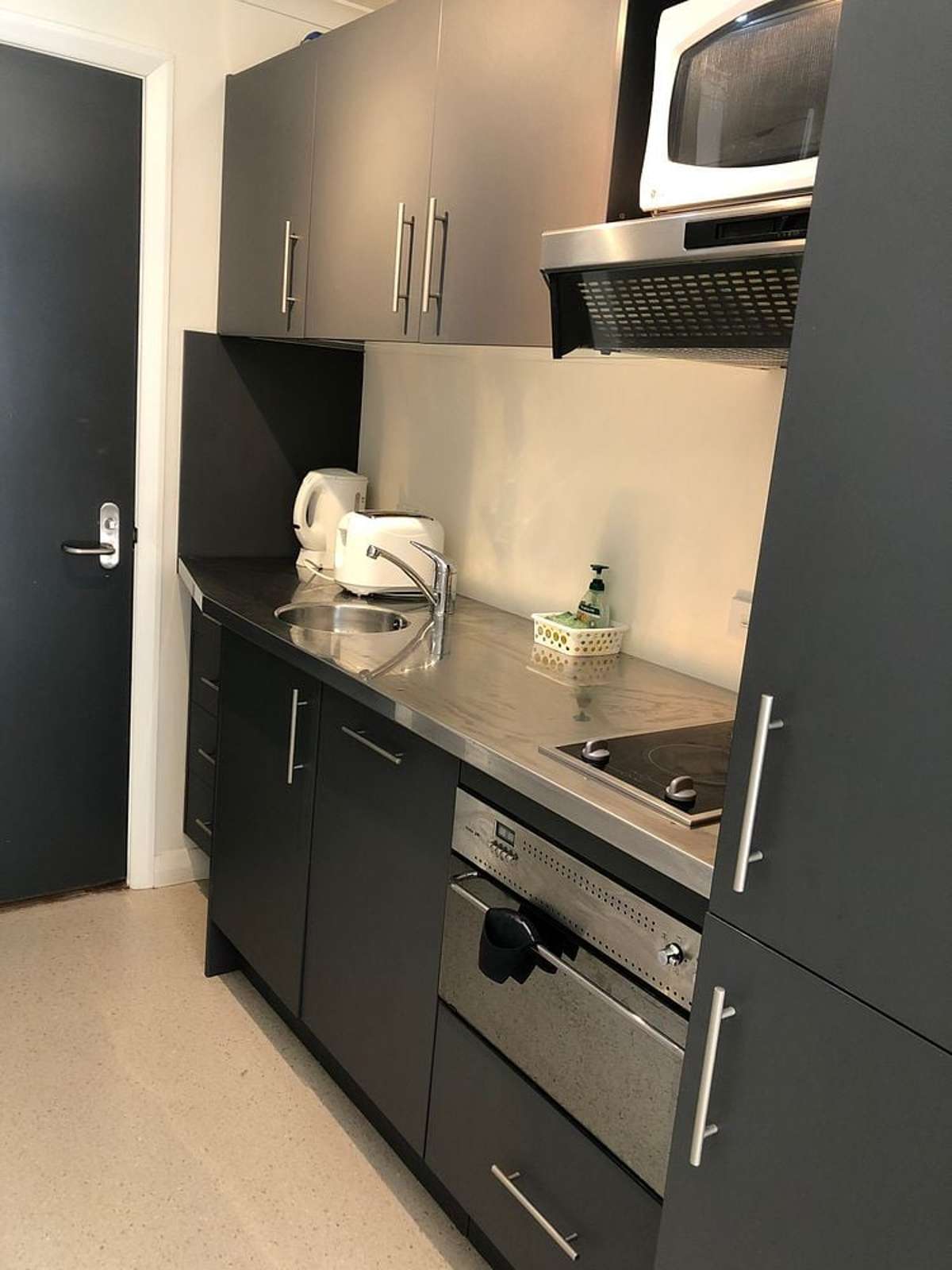FURNISHED STUDIO OFF COURTENAY, $415pw incl bills 4