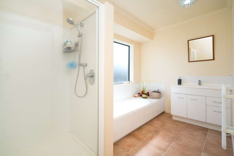 6 Brookside Close Highbury_13