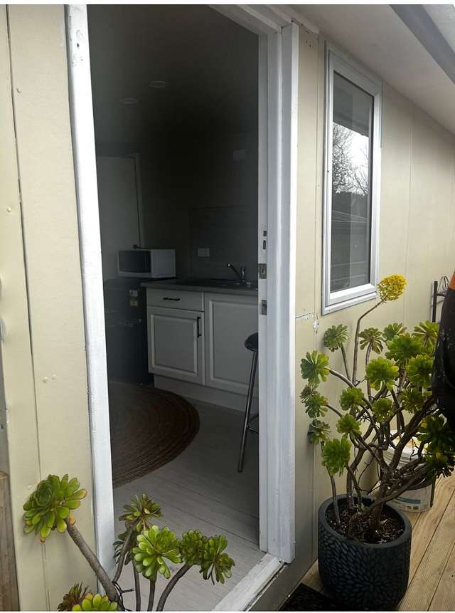 Charming 1BR Studio Unit in Glen Eden!