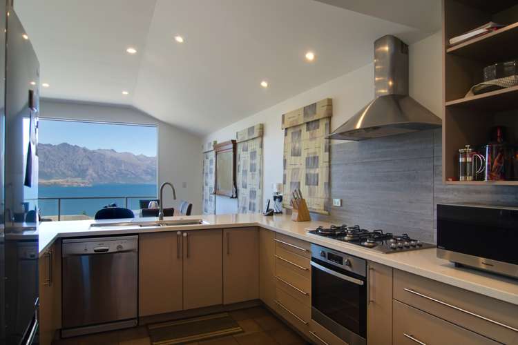 28 Wynyard Crescent Fernhill/Sunshine Bay_9