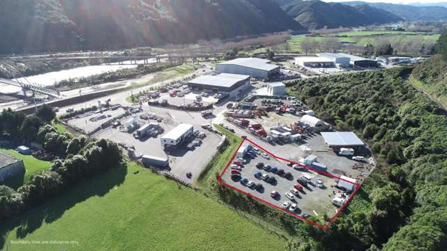 Convenient yard in sought-after Silver Stream!