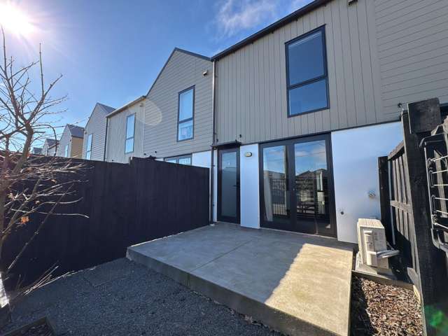 Near new 2 bedroom in Ruskin Quarter
