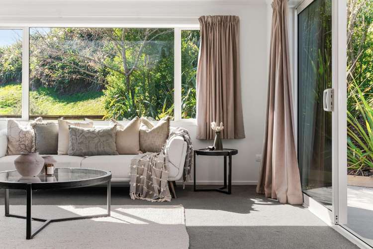 4 Fender Close Pyes Pa_1