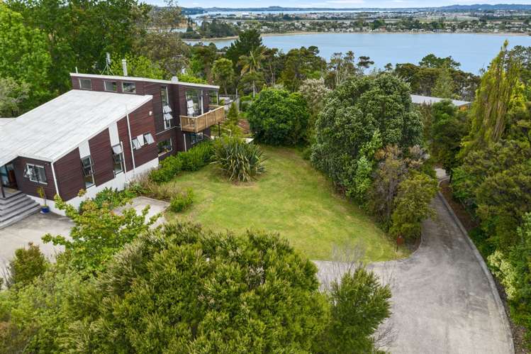 17 Chatham Avenue Paremoremo_1