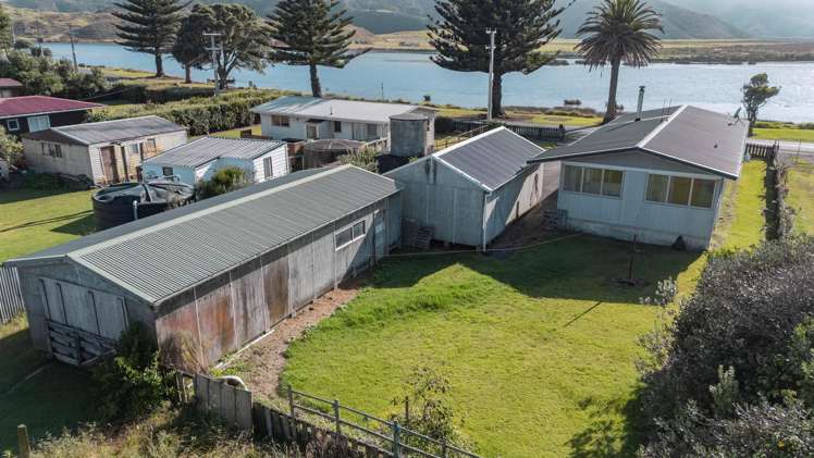 5 Esplanade Marokopa_19