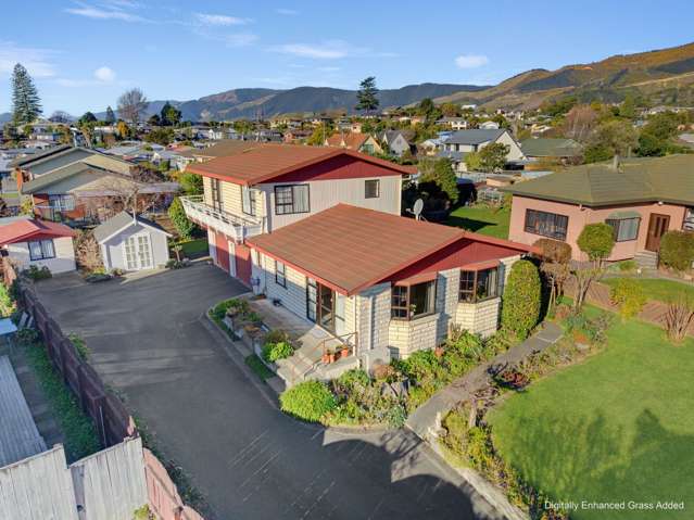Green Views & Easy Richmond Living!