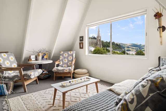 Stylish Renovated Townhouse in Port