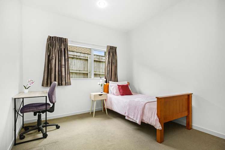 15 Paparoa Crescent Aotea_14