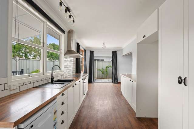 Tidy 4 bedroom by the schools