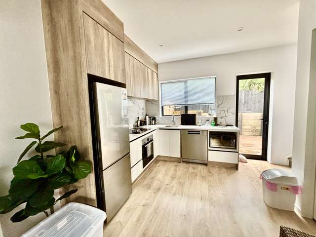 Near new 3 bedrooms with 2 bathrooms and internal garage