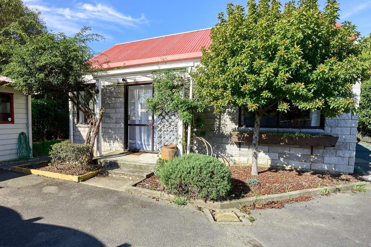 Charming Two-Bedroom Cottage with Sunny Outdoor Living 2