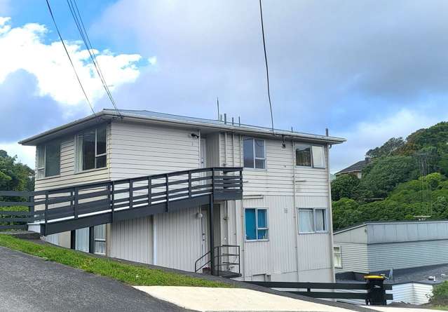 Sunny, 2-Bdrm Upper-Level Flat – Prime Location!