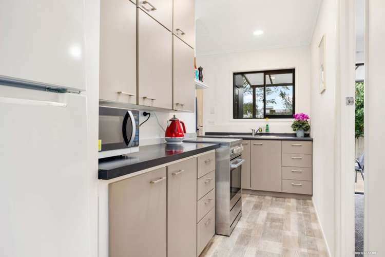 9a Piccadilly Circus Snells Beach_11