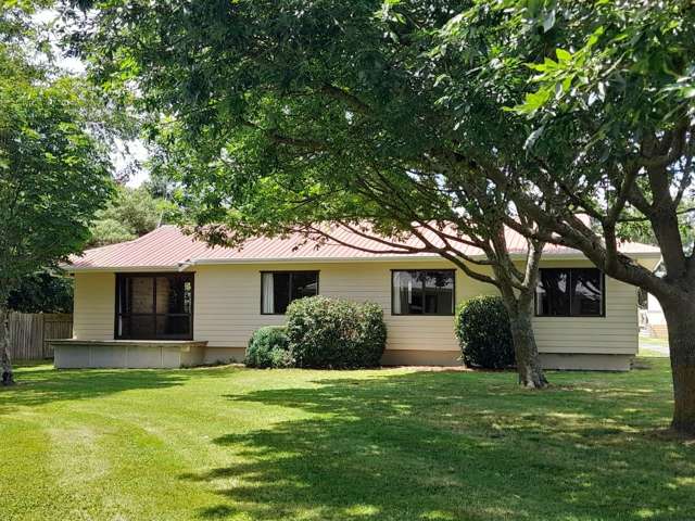 FITZHERBERT - 12 KEILLER PLACE - 5 BEDROOMS