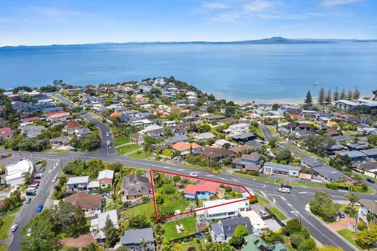 Half-completed townhouses at 850 Beach Road, in Browns Bay, Auckland.  Photo / New Zealand Herald