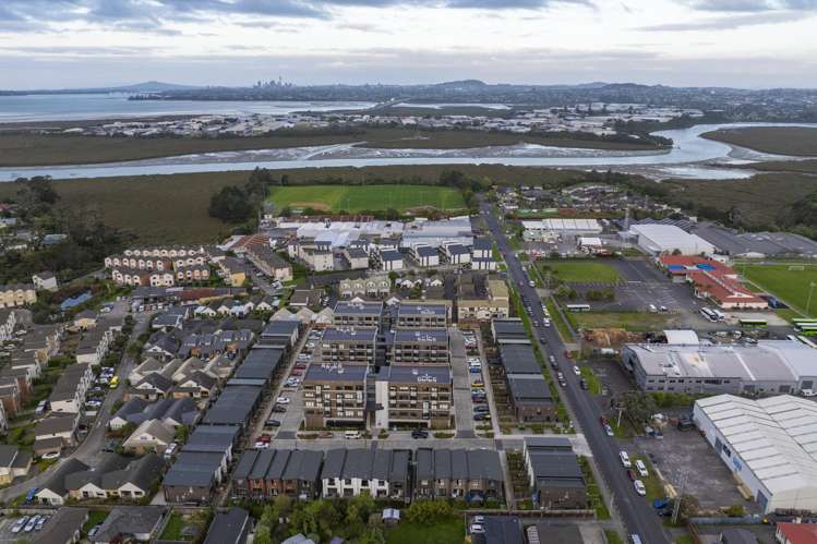 205/3 Rauemi Way Te Atatu South_1