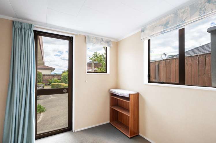 2/10 Stead Crescent Stoke_13