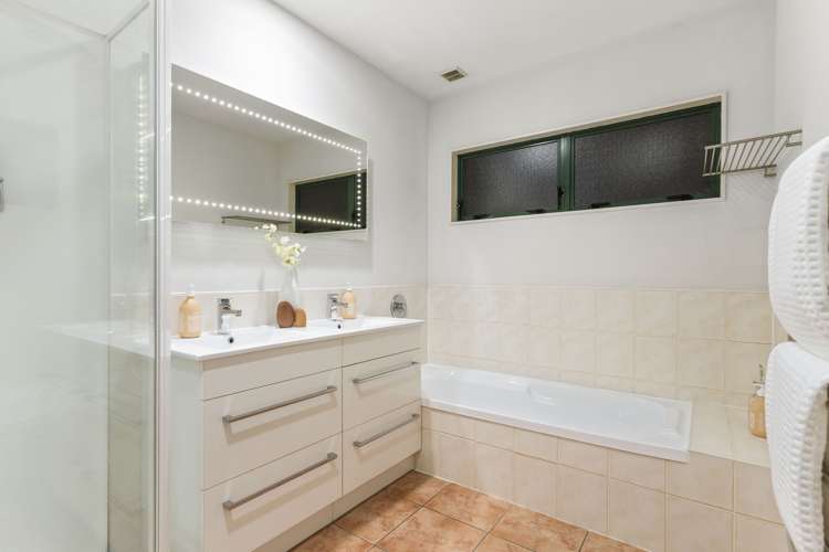 5 Baulcomb Parade Windsor Park_15