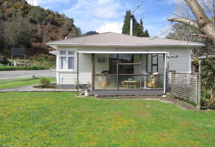 3 Broadway Reefton_10