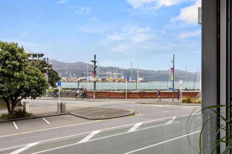 10/74 Oriental Parade_0