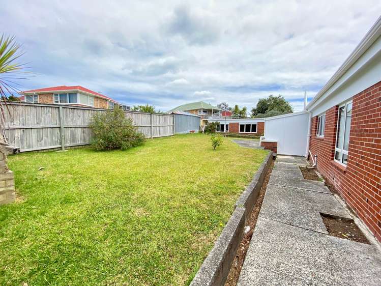 8A Puketea Street Blockhouse Bay_13