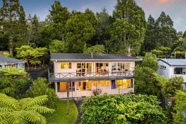 Titirangi Treasure with Iconic Views