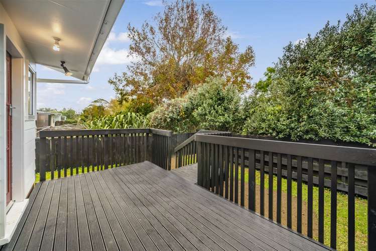 2/11a Bayside Avenue Te Atatu Peninsula_1