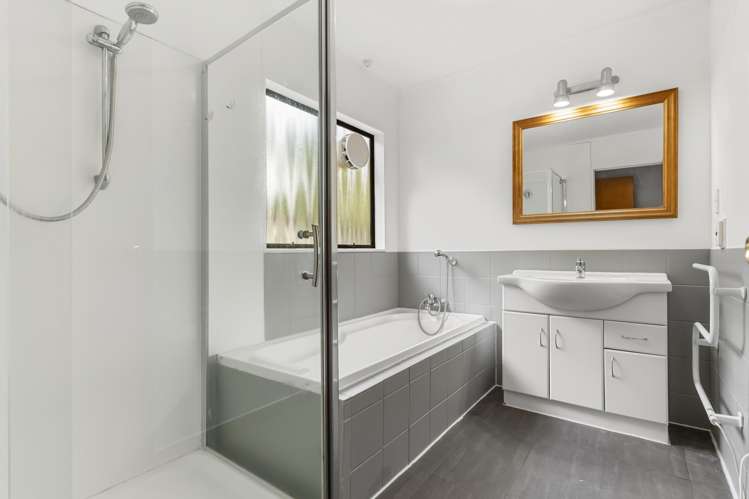 9 Gosford Drive Botany Downs_10