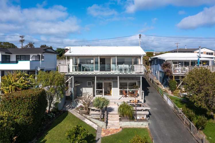 4 Piccadilly Circus Snells Beach_19