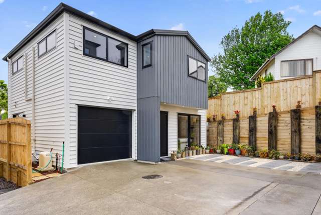 Standalone, Near New & Must Sell!