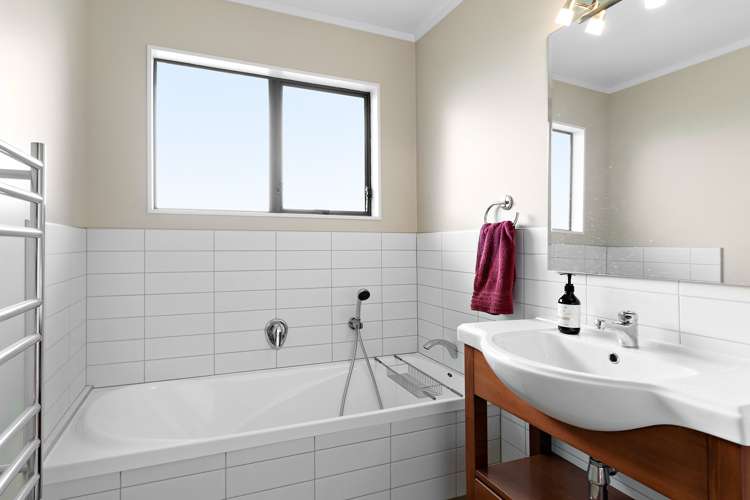 4 Bushland Grove Paparangi_9