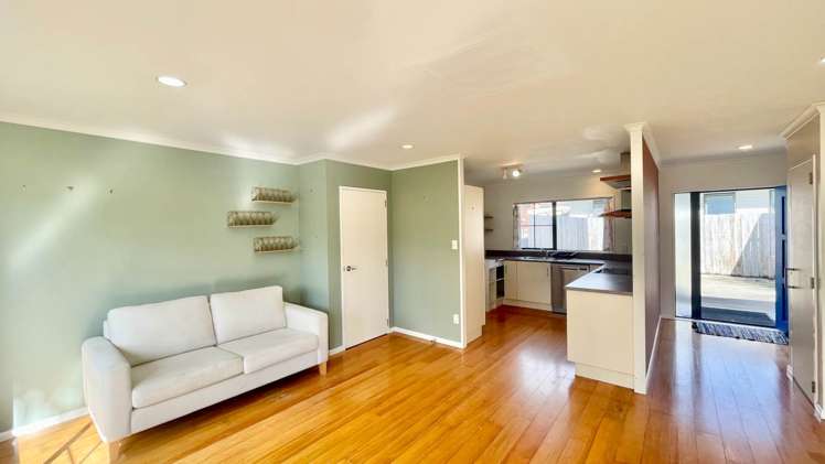 2/20 Greta Place Stanmore Bay_1