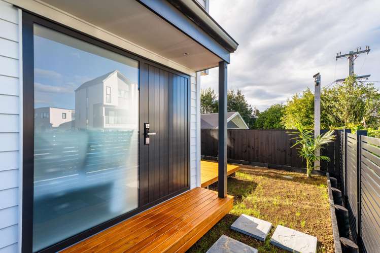 14&16 Woodford Ave Henderson_18