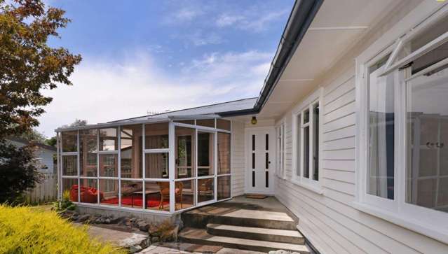 Sunny Family Home in Popular Location