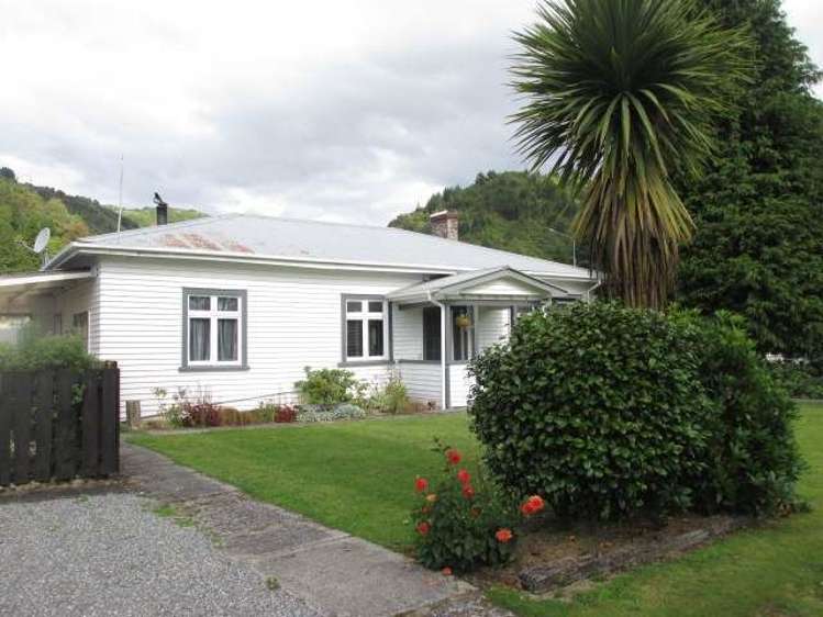 14 Broadway Reefton_17