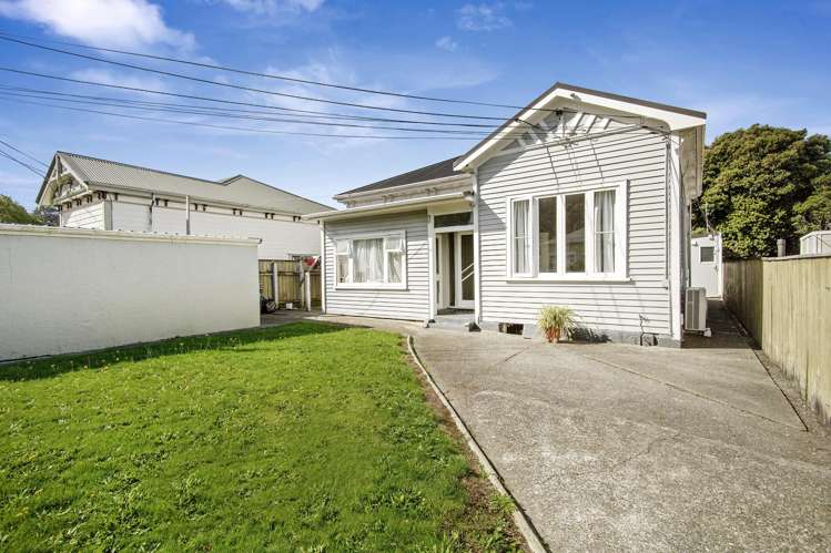 16 Riddlers Crescent_0