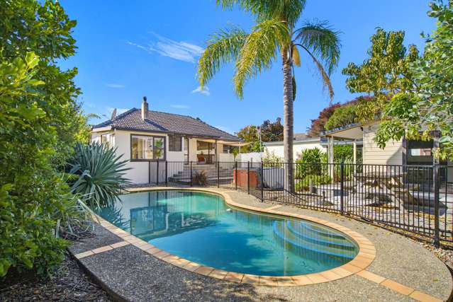 Private Stoke Living with a Poolside Edge!