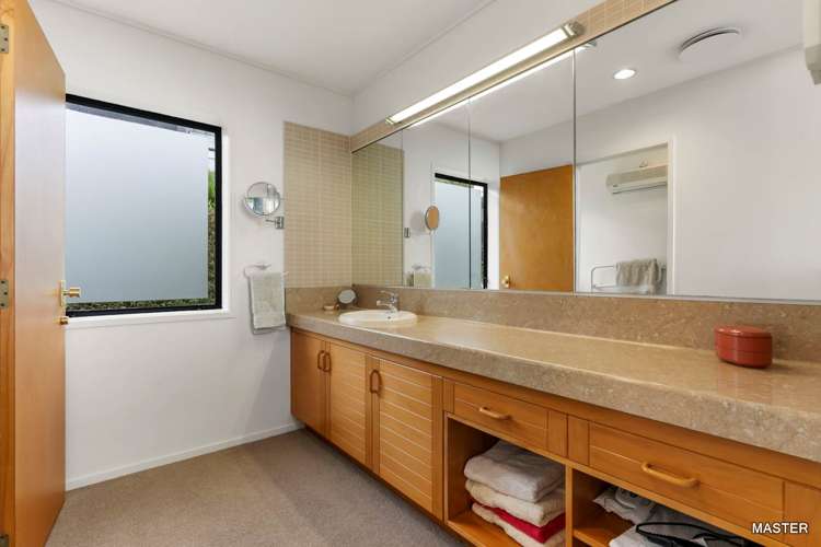 2/4 Oban Road Browns Bay_15