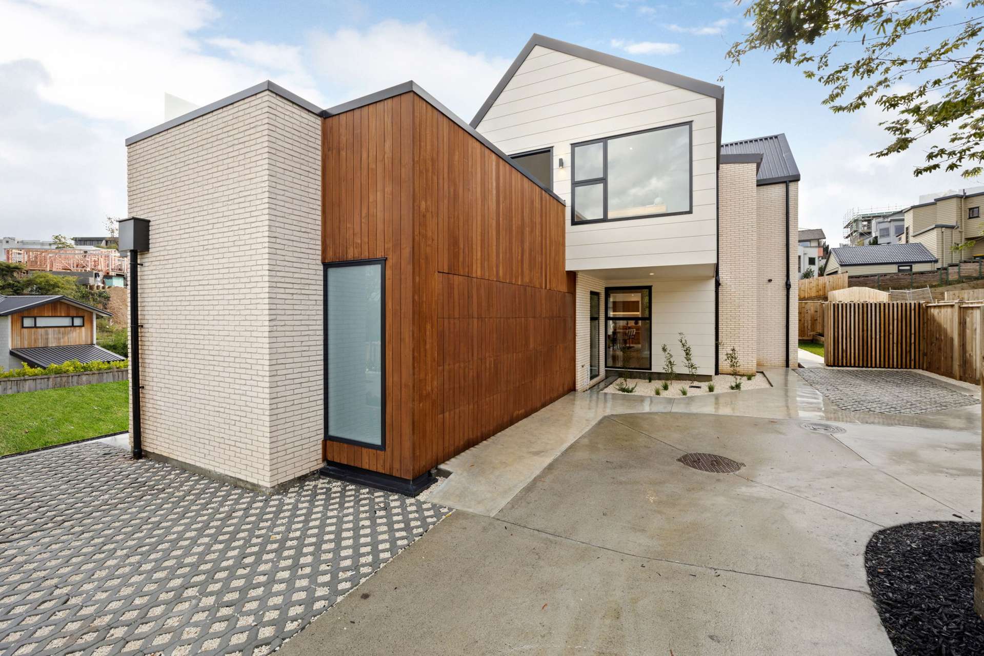 4/15 Lake Domain Drive Hamilton Lake_0