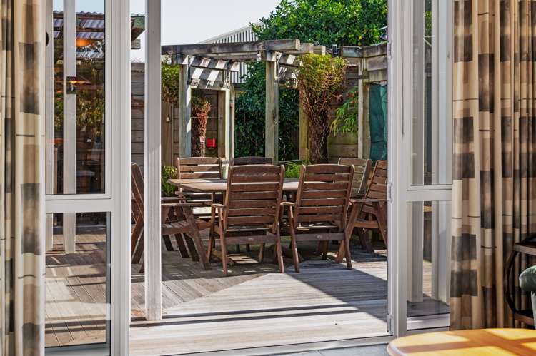 16 Thistlewood Avenue Hamilton East_11