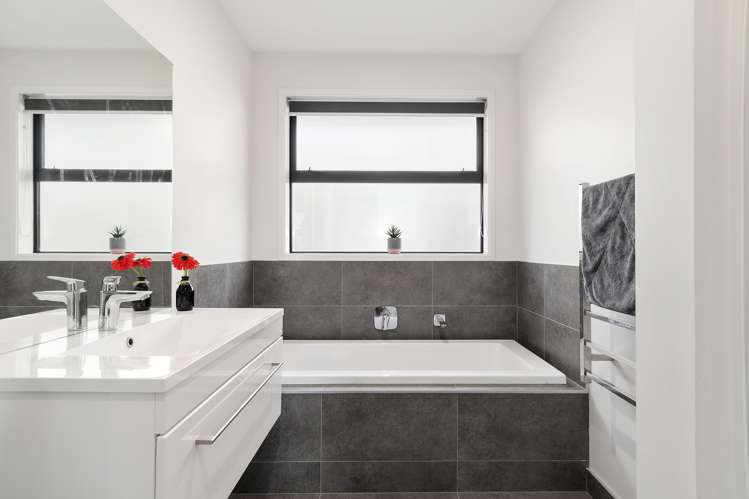 8 Antrim Glade Welcome Bay_15