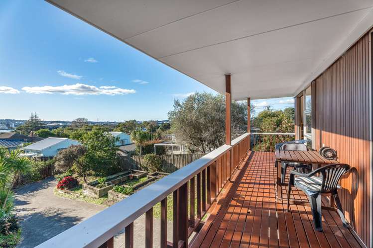 42 Woodward Avenue Mangere Bridge_10