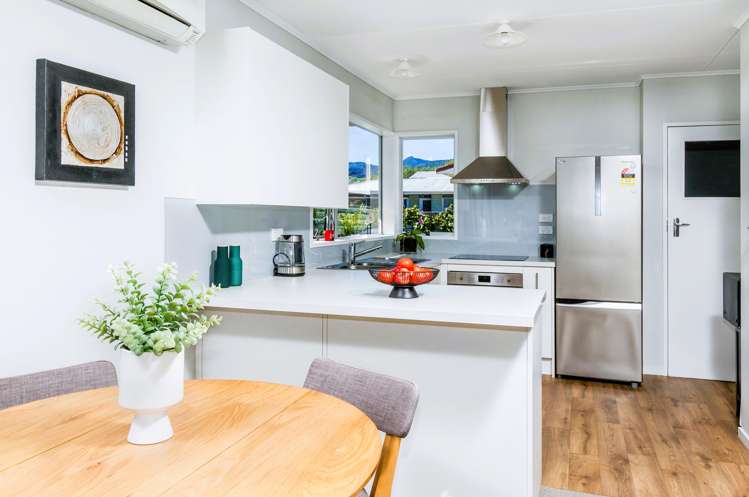 2/11 Exeter Street Stoke_8