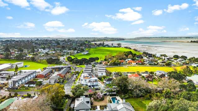 Riverside Retreat: 3BR Townhouse with views