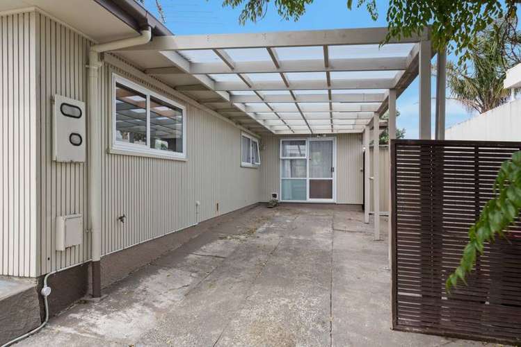 2 Oliver Twist Avenue Mellons Bay_13